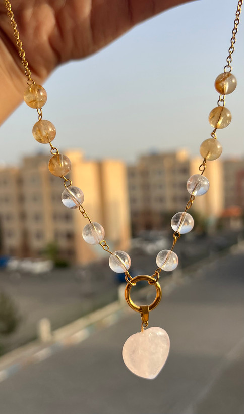 گردنبند سنگ کوارتز و سیترین با آویز قلبی رز کوارتز