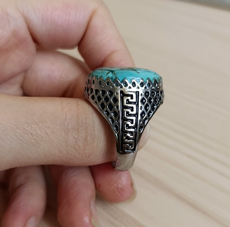 انگشتر مردانه نگین فیروزه و رزین با رکاب روکش طلا سفید (***ایراددار***)کد ۰۱۷