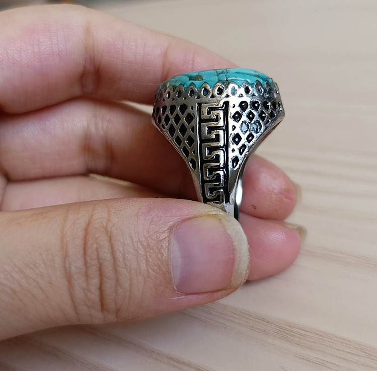 انگشتر مردانه نگین فیروزه و رزین با رکاب روکش طلا سفید (***ایراددار***)کد ۰۱۷