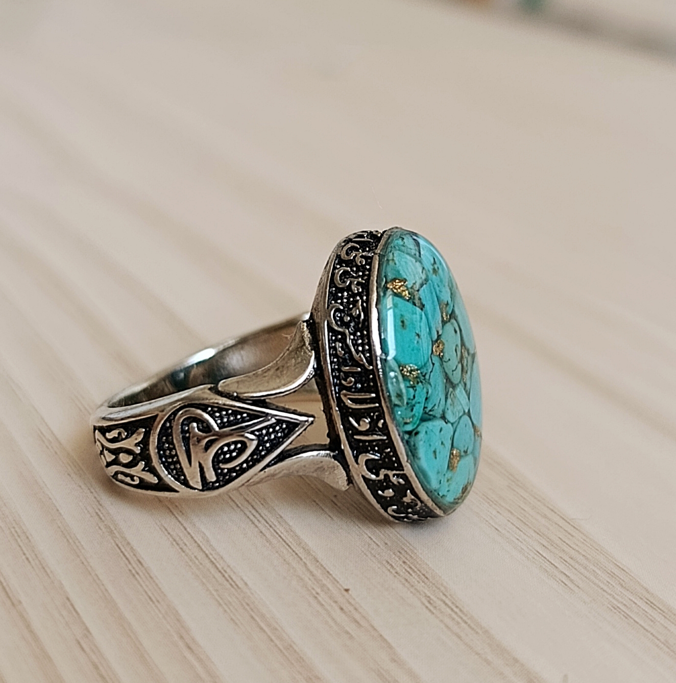 انگشتر مردانه فیروزه با( رکاب روکش نقره) سیاه قلم طرح قلم زنی محرمی کد ۰۱۳